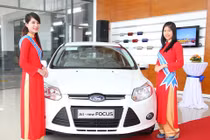 Hãng ô tô đua mở showroom, tung khuyến mãi câu khách