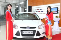 Hãng ô tô đua mở showroom, tung khuyến mãi câu khách