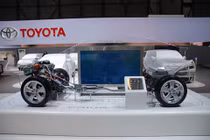 Toyota trưng bày mô hình xe hybrid Prius tại Việt Nam