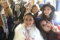 Á hậu Hà Thu thân thiết với thí sinh Miss Intercontinental