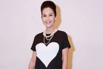 Diễm My trẻ trung, thanh lịch với váy họa tiết trái tim