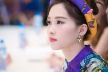 Hoa hậu Đặng Thu Thảo đẹp mê hồn đi làm giám khảo