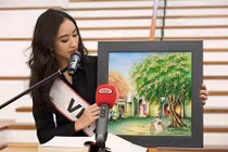 Hà Thu tặng tranh cho thị trưởng thành phố Magdeburg, Đức