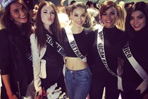 Hoa hậu Phạm Hương khoe eo con kiến tại Miss Universe 2015