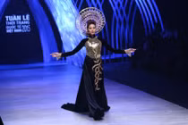 Thanh Hằng lộng lẫy với áo dài dát vàng 1,2 tỷ