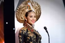 Phạm Hương mặc áo dài chim hạc thi quốc phục Miss Universe 2015