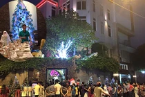 Fan xếp hàng dài chờ thăm vườn Giáng sinh của Mr Đàm