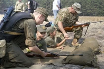 Tận mục “trại hè” dạy “chiến binh nhí” Ukraine bắn súng