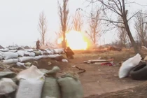 Lính Ukraine nháo nhác chạy khi xe bọc thép BMP-2 trúng pháo