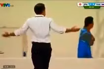 Màn ăn mừng siêu đồng bóng của HLV Thái Lan