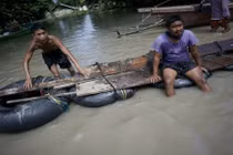 Dân Myanmar dùng can nhựa, săm xe... làm bè trong mưa lũ