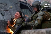 Chile chìm trong bạo loạn, nữ cảnh sát khóc thét vì trúng bom xăng