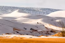 Tuyết rơi bất thường ở sa mạc Sahara: Bức tranh tuyệt đẹp trên cát