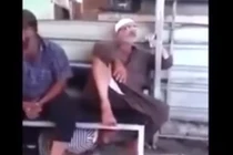 Trò đùa hiểm của trai trẻ với bô lão