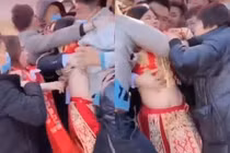 Phẫn nộ cô dâu bị nhóm khách nam sàm sỡ giữa đám cưới