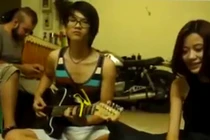 Nhóm bạn Việt - Tây vừa đàn vừa hát gây sốt