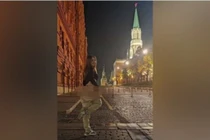 Nga: Khoe vòng 3 ngoài Điện Kremlin, cô gái bị bỏ tù 14 ngày 