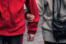 Vợ lừa chồng mắc bệnh mất trí để chiếm đoạt hàng chục tỷ đồng 