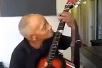 Cụ ông đánh đàn guitar bằng miệng gây tò mò