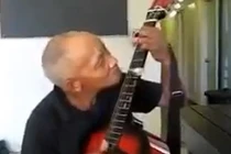 Cụ ông đánh đàn guitar bằng miệng gây tò mò