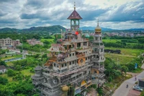 Lão nông chi hơn 50 tỷ xây biệt thự kỳ quái nhất Trung Quốc