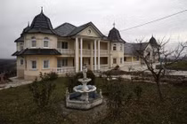 Ngôi làng giàu có, vắng bóng người ở Serbia 