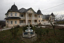 Ngôi làng giàu có, vắng bóng người ở Serbia 