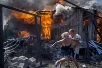 Clip ngôi làng đông Ukraine tan tành vì pháo kích