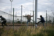 Làn sóng di dân tràn qua đường hầm eo biển Manche