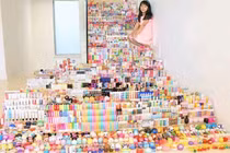 Choáng ngợp trước bộ sưu tập son khổng lồ của bé gái 6 tuổi 