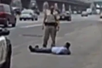 Tài xế say rượu nằm giữa đường ăn vạ cảnh sát