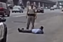 Tài xế say rượu nằm giữa đường ăn vạ cảnh sát