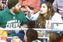 Mất bạn gái vì không hôn Kiss Cam