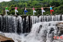 Dàn mỹ nữ Trung Quốc tập yoga cực đỉnh bên thác nước