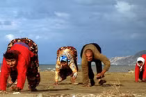 Kỳ lạ ngôi làng không ai biết đi, chỉ biết bò