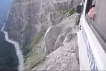 Run người lái ô tô trên con đường tử thần dãy Himalaya