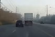 Thót tim tài xế ô tô lạng lách trên đường quốc lộ