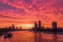 Ngoạn mục khoảnh khắc bình minh rực rỡ trên khắp nước Anh