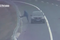 Rảnh rỗi thanh niên dừng xe trên cao tốc... tập thể dục