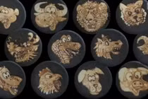 Họa sĩ Việt gây choáng khi vẽ 12 con giáp trên chảo 