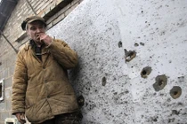 Kiev “quỵt” tiền y tế, cấm dân ra khỏi vùng chiến sự