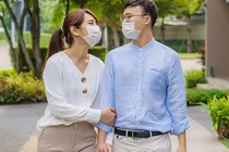 Thái Lan kêu gọi đeo khẩu trang khi "mây mưa" để phòng tránh Covid-19