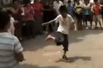 Cậu bé tâng giày đỉnh cao đến khó tin