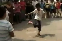 Cậu bé tâng giày đỉnh cao đến khó tin