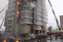 Kinh hoàng cháy lớn thiêu rụi tòa nhà 25 tầng