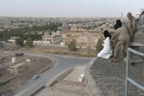 Phiến quân IS đẩy người đồng tính từ nóc nhà cao tầng