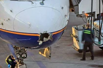 Sét đánh thủng mũi máy bay chở khách Boeing 757
