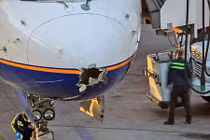 Sét đánh thủng mũi máy bay chở khách Boeing 757