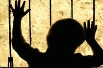 Cặp vợ chồng tra tấn con như thời trung cổ, ai nghe cũng phẫn nộ