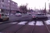 Hú hồn ô tô thản nhiên chặn đầu tàu điện 